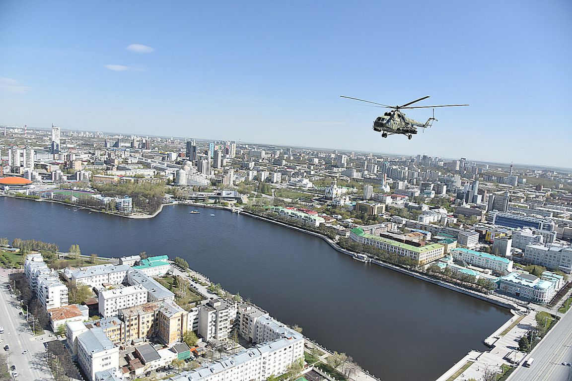 Фоторепортаж: как выглядит Екатеринбург из кабины транспортно-боевого  вертолета Ми-8 - «Уральский рабочий»